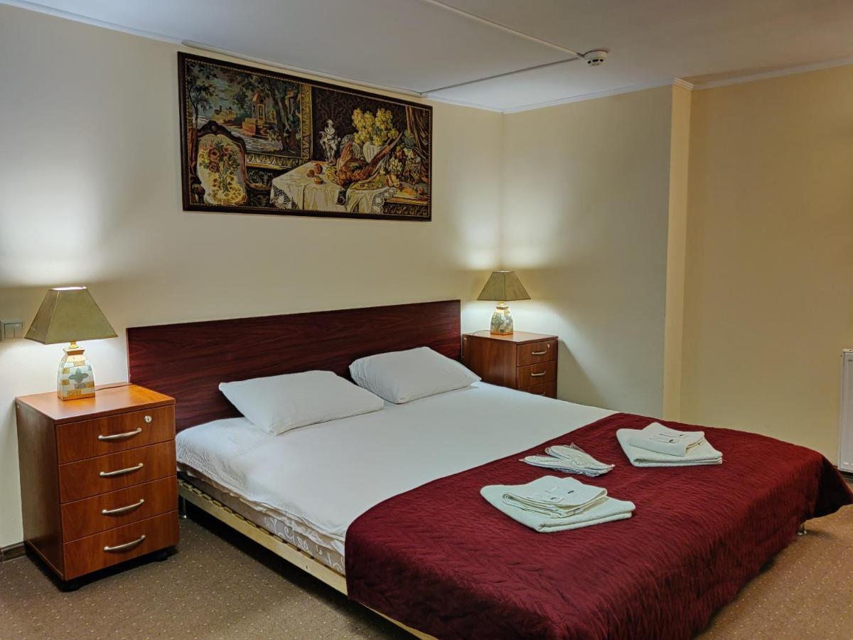 Hotel Chaplin Lwów Zewnętrze zdjęcie